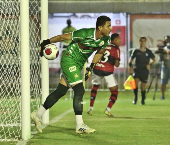 Lázaro marca o primeiro gol de pênalti