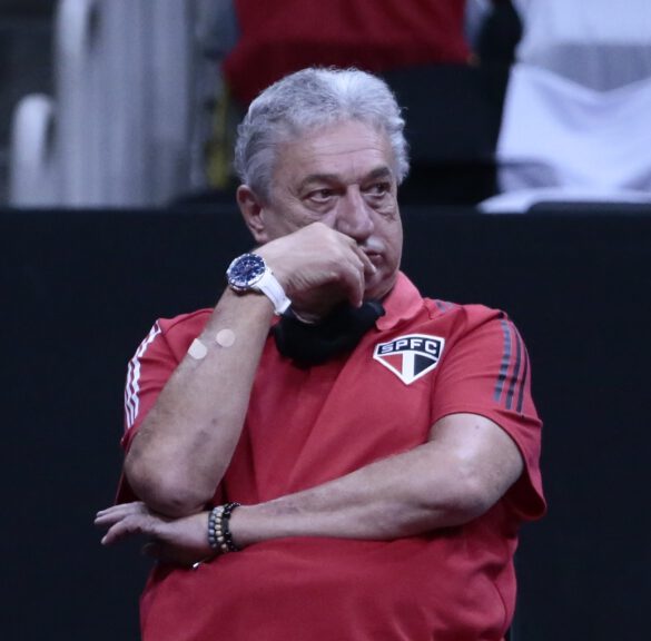 O treinador do São Paulo sem saber o que fazer