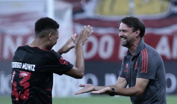 Rodrigo Muniz comemora com o técnico Mauricio Souza 