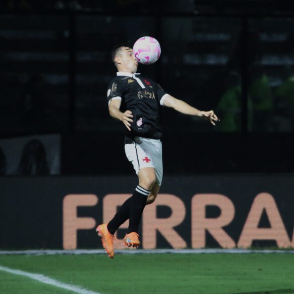 Lucas Piton domina bola com peito - Foto: Marco Moraes