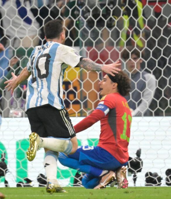 e Messi comemorando seu gol  e Ochoa lamentando