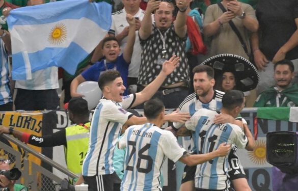 jogadores argentinos fazendo muita festa pelo segundo 